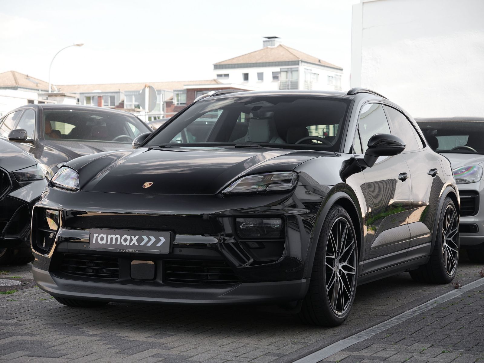 Porsche Macan 4 - Samsaru's Car Outlet