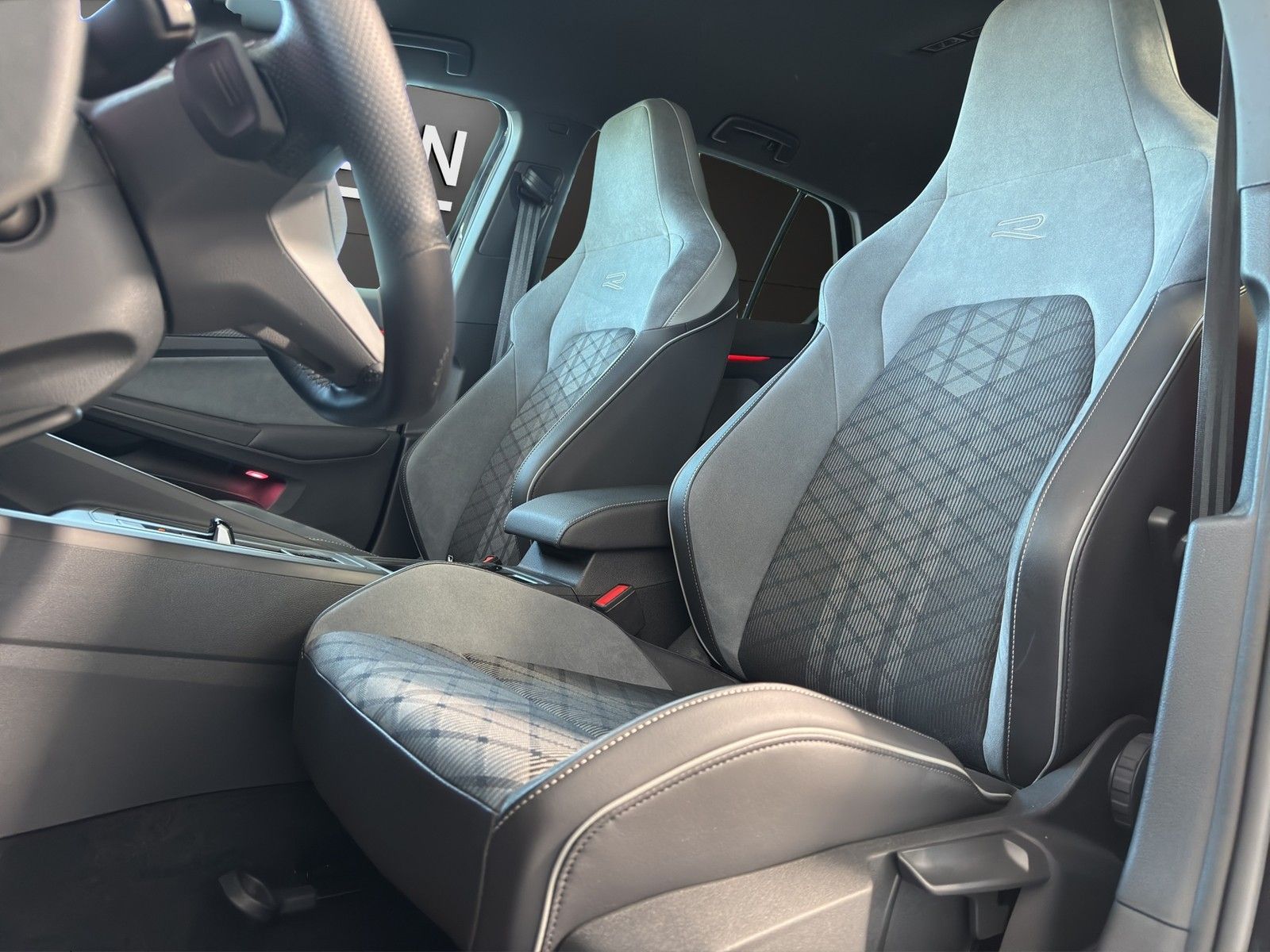 Volkswagen Golf 2.0 TDI R-Line - Samsaru's Car Outlet