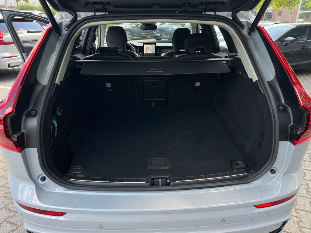 Volvo XC60 B5 AWD Ultra Dark - Samsaru's Car Outlet