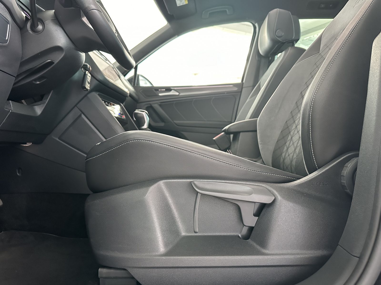 Volkswagen Tiguan R-Line 4M - Samsaru's Car Outlet