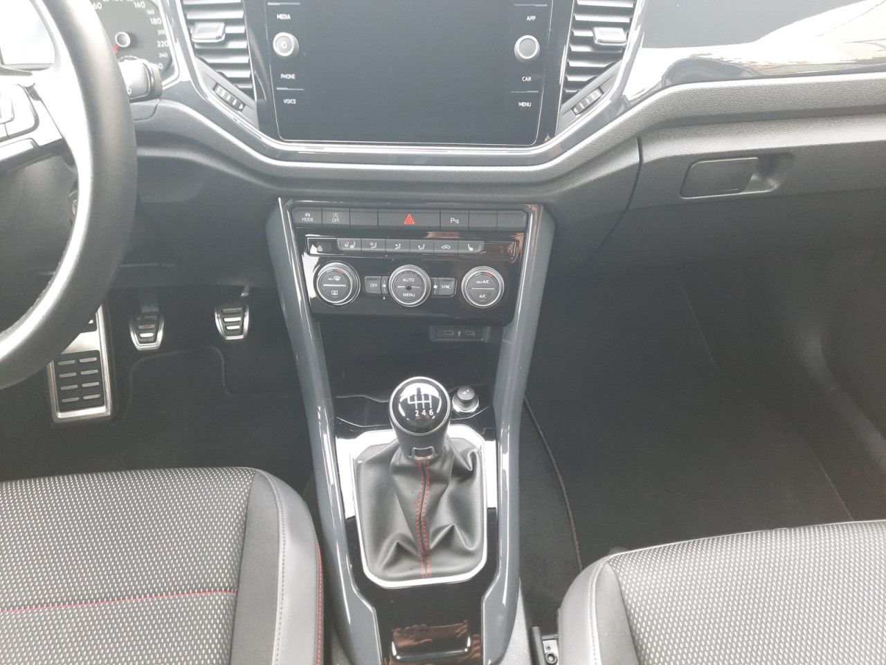 Volkswagen T-Roc 1.5 TSI Sport - Samsaru's Car Outlet