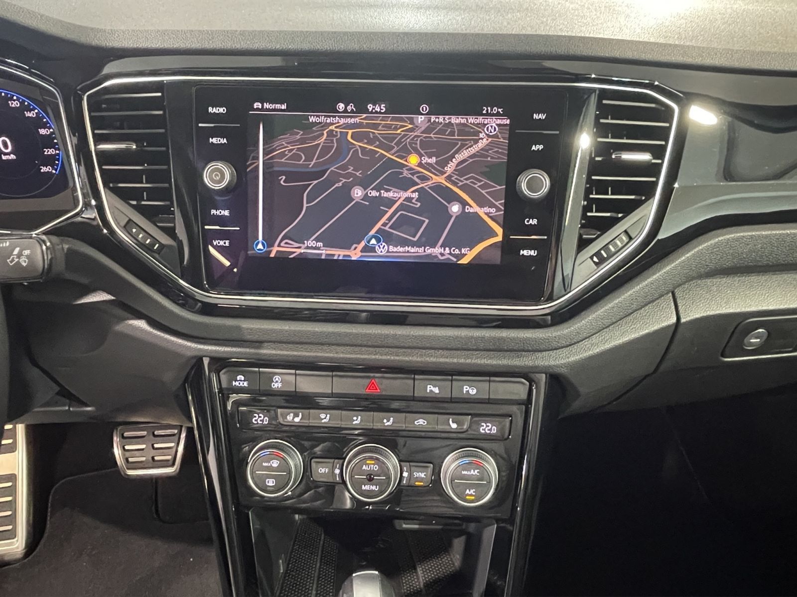 Volkswagen T-Roc R-Line 1.5 l TSI - Samsaru's Car Outlet