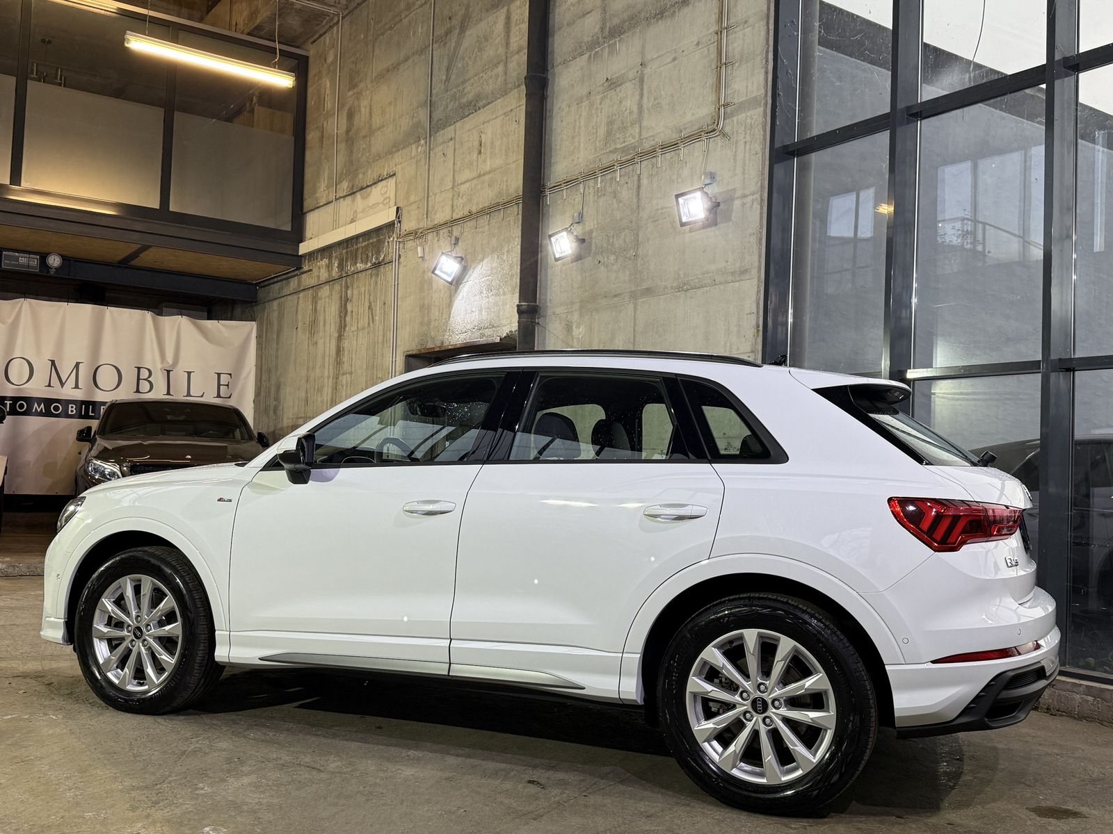 Audi Q3 45 S line - Samsaru's Car Outlet