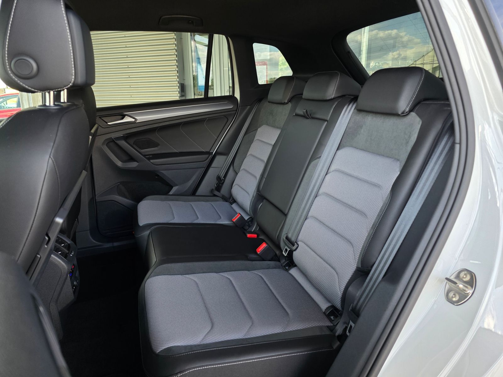 Volkswagen Tiguan 2.0 TSI DSG 4M R-Line - Samsaru's Car Outlet