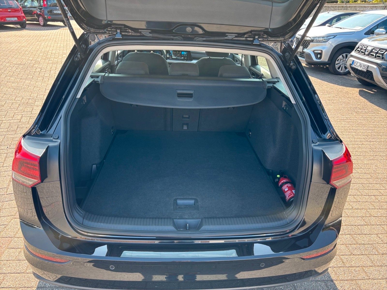 Volkswagen Golf VIII Variant Life - Samsaru's Car Outlet