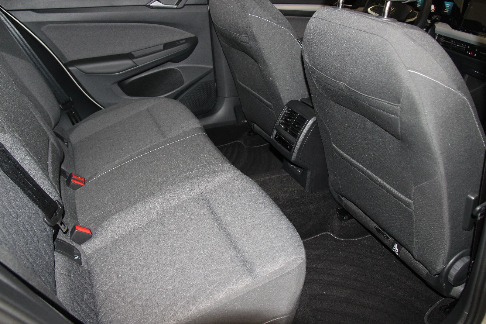 Volkswagen Golf 8 Variant 1.5 eTSI DSG - Samsaru's Car Outlet