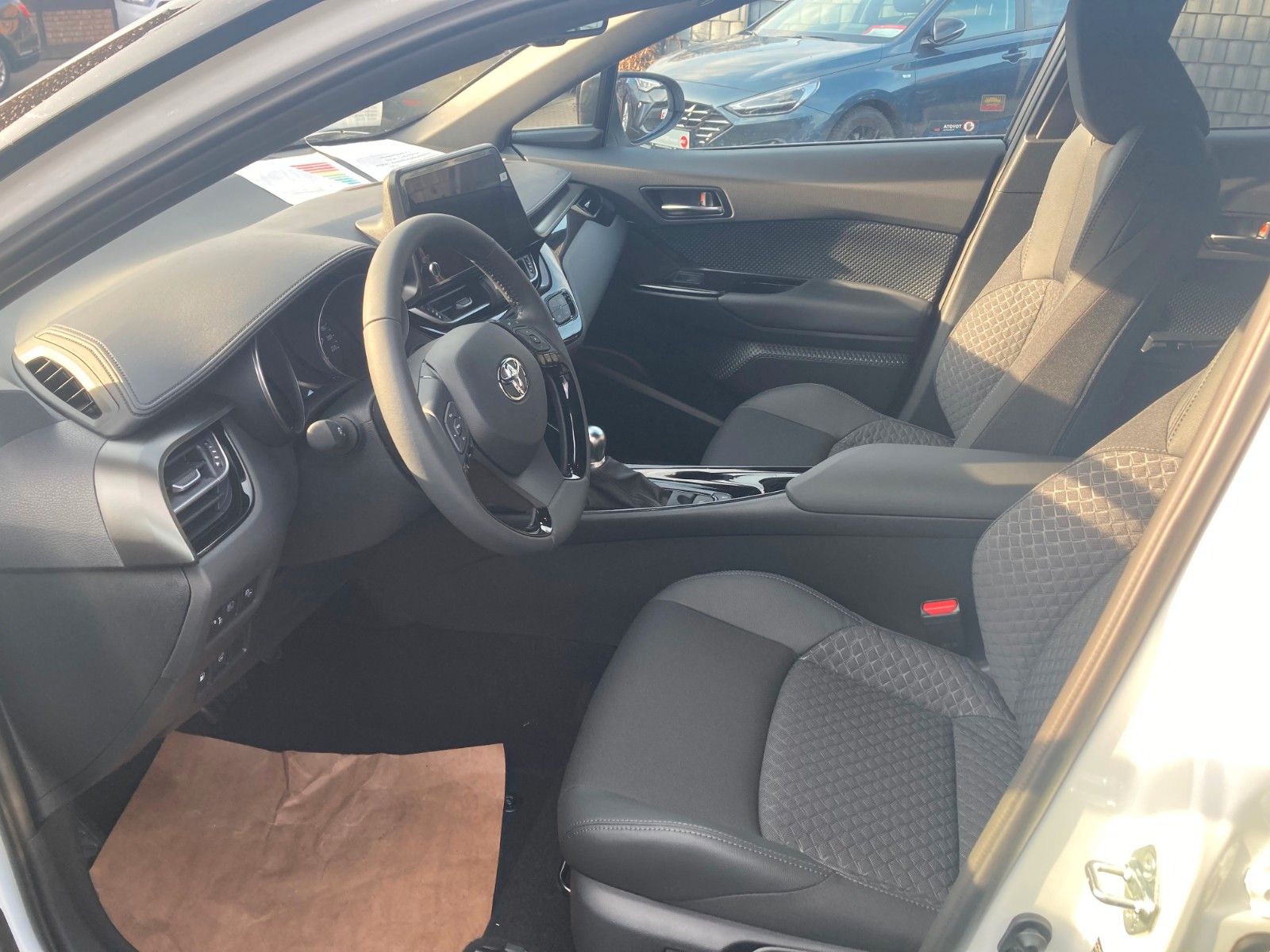 Toyota C-HR 2.0-l-VVTi Hybrid - Samsaru's Car Outlet