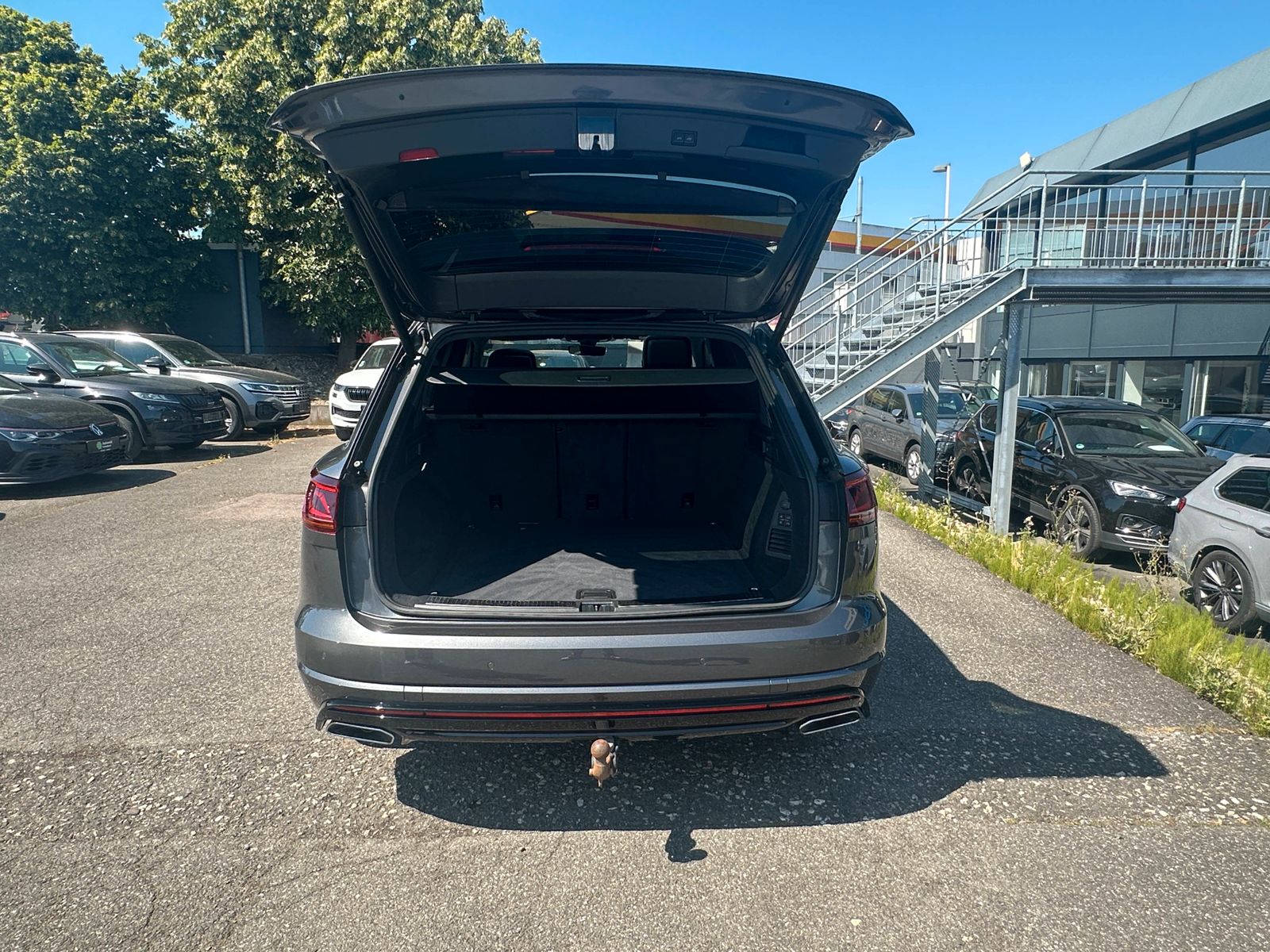 Volkswagen Touareg R-Line 3.0 TSI 4MOTION - Samsaru's Car Outlet