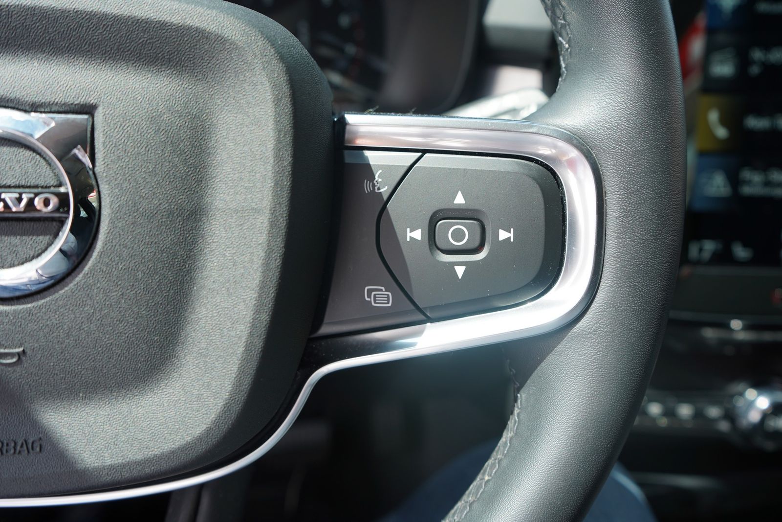 Volvo XC 40 T3 2WD Momentum Pro - Samsaru's Car Outlet