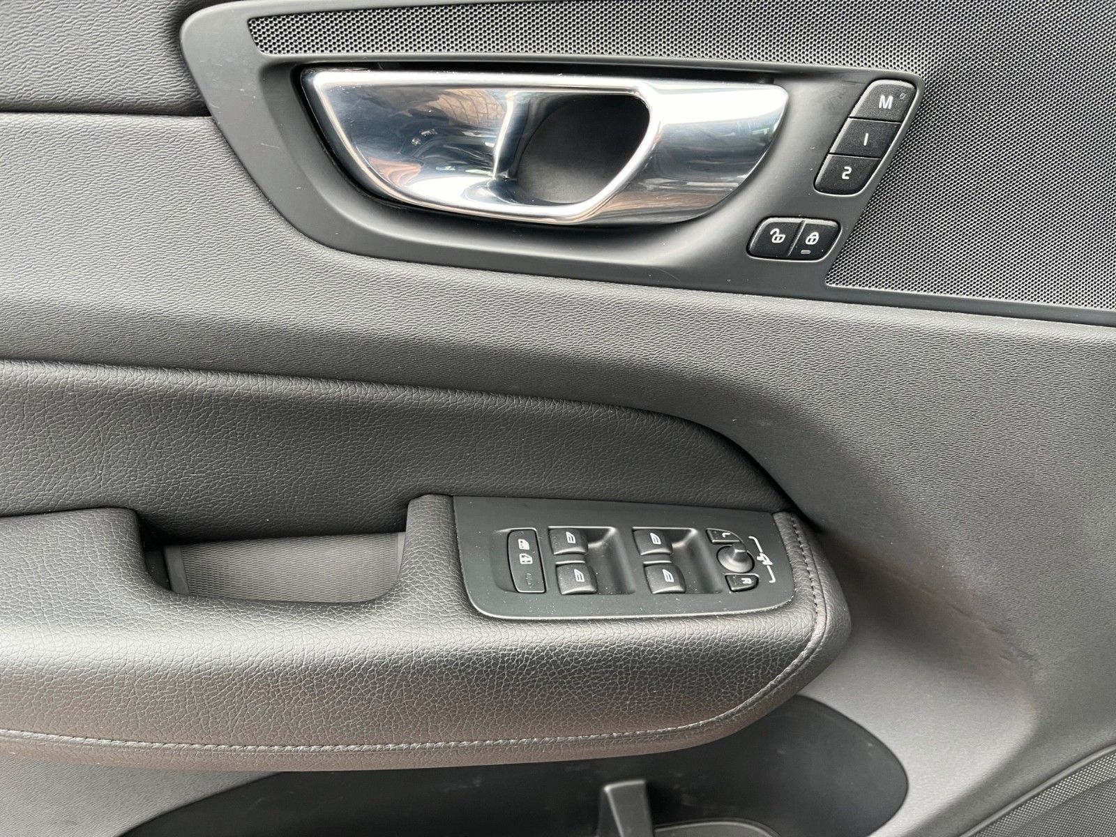 Volvo XC 60 R-Design - Samsaru's Car Outlet