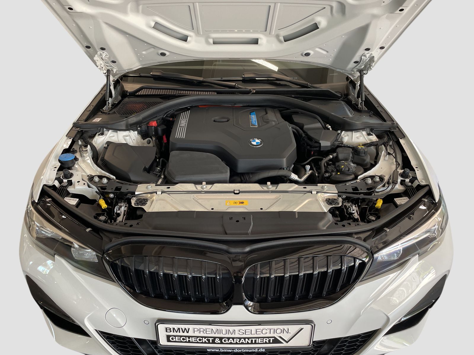 BMW 320e Limousine M Sport - Samsaru's Car Outlet