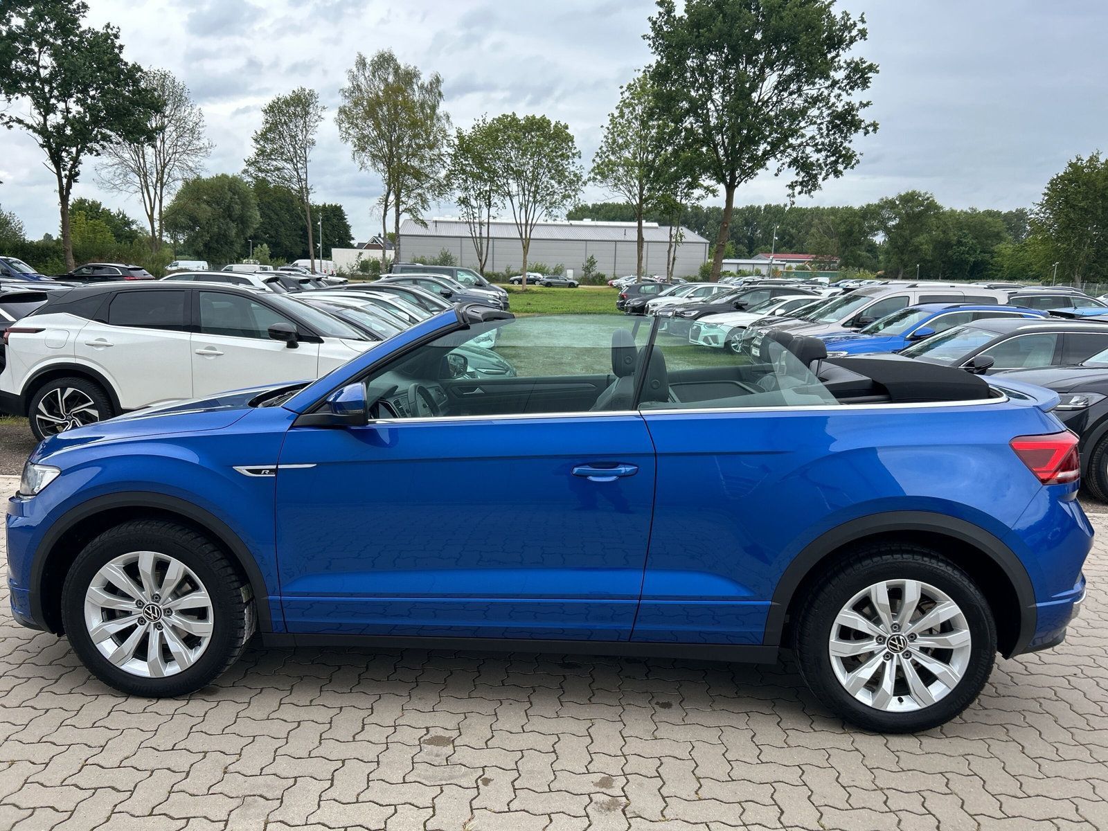 Volkswagen T-Roc R-LINE - Samsaru's Car Outlet