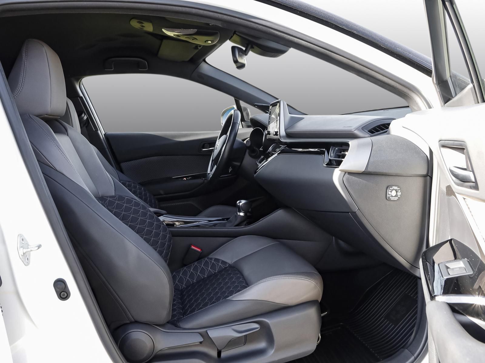 Toyota C-HR 2.0 Hybrid Lounge - Samsaru's Car Outlet