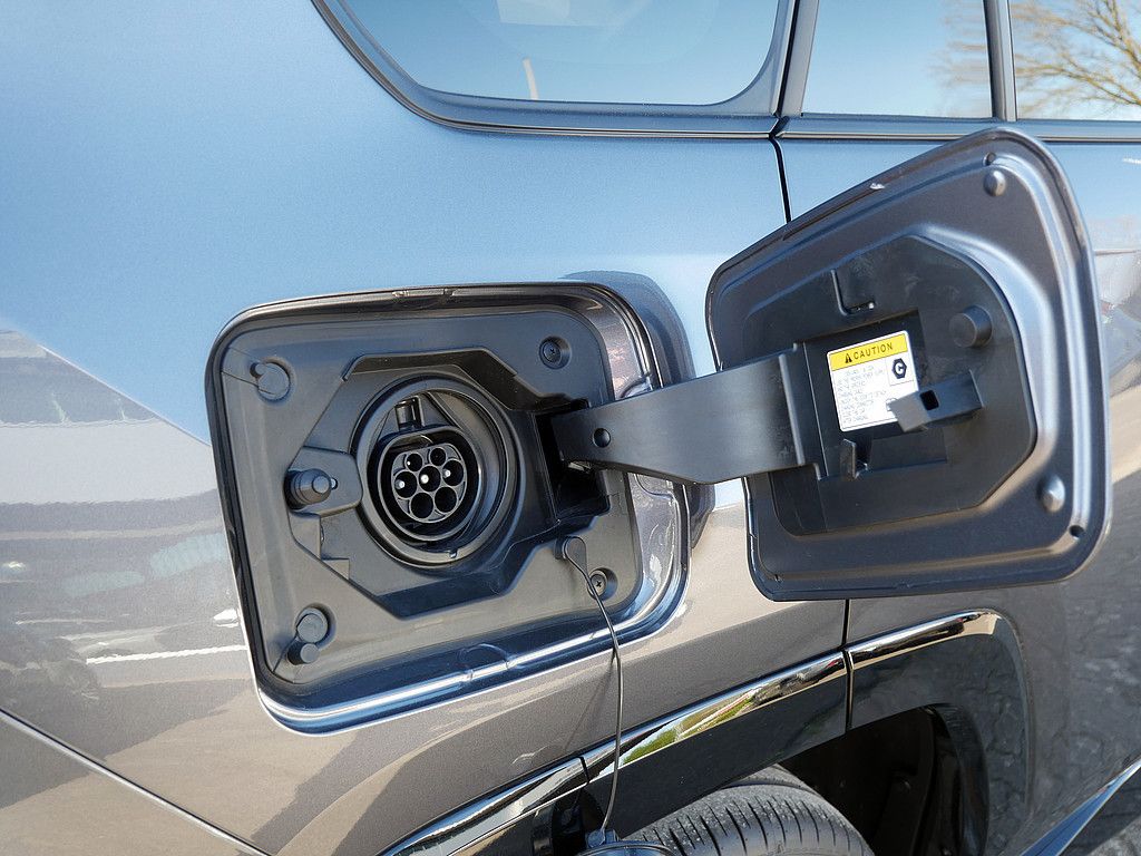 Toyota RAV 4 Plug-in Hybrid 4x4 AHK 1850 KG HUD teampla