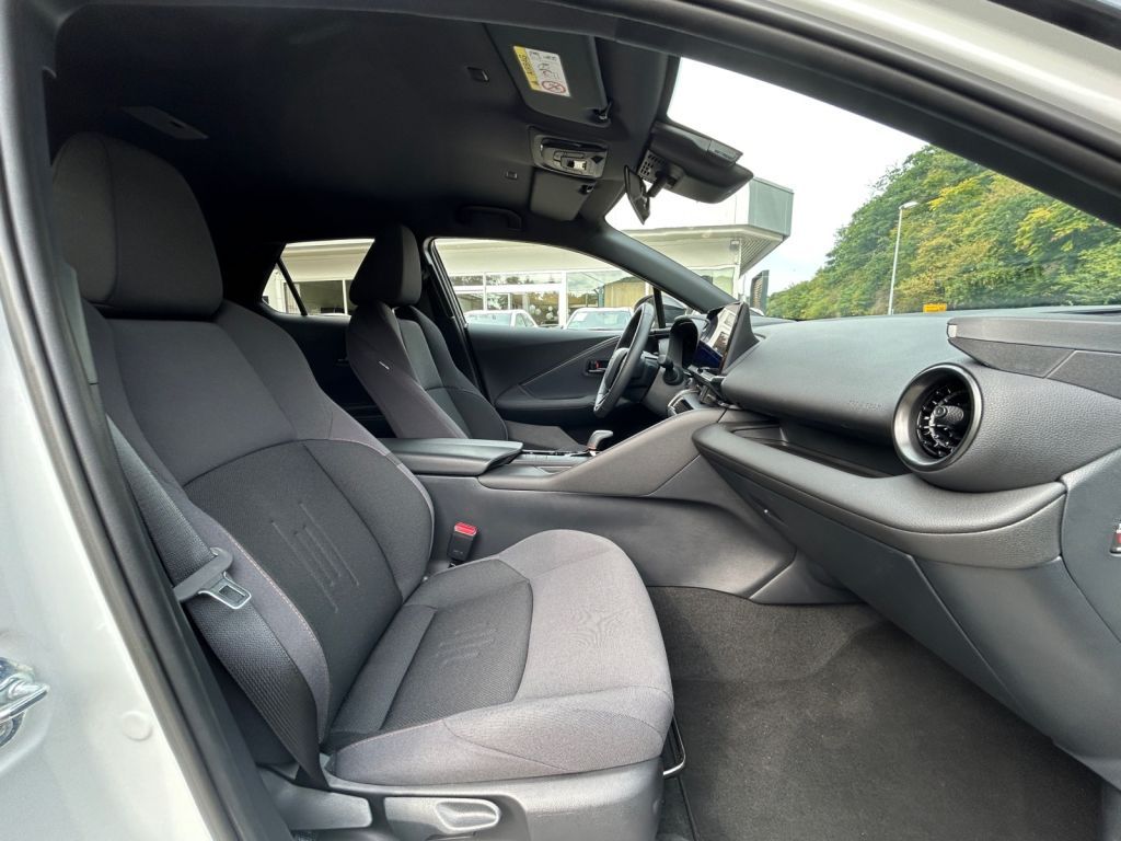 Toyota C-HR 1.8 Hybrid Black&White