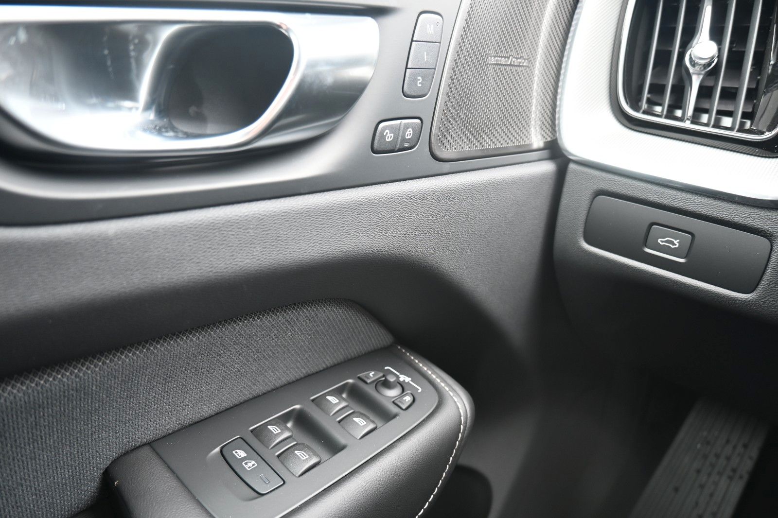 Volvo XC60 B4 D AWD Black *H&K*STDHZG*360°*ACC