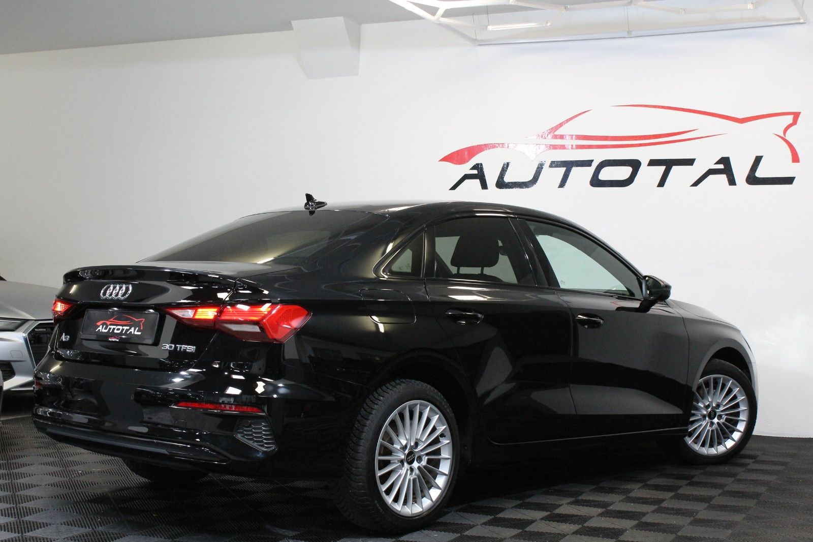 Audi A3*Limousine*30 TFSI*Advanced*Automatik*LED*Navi