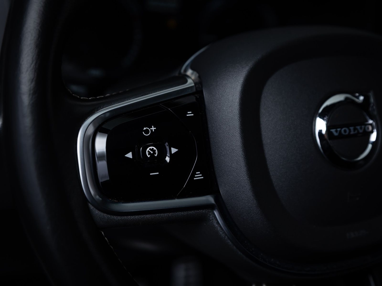 Volvo XC60 R Design Recharge *LED*STDHZ*AHK*360°