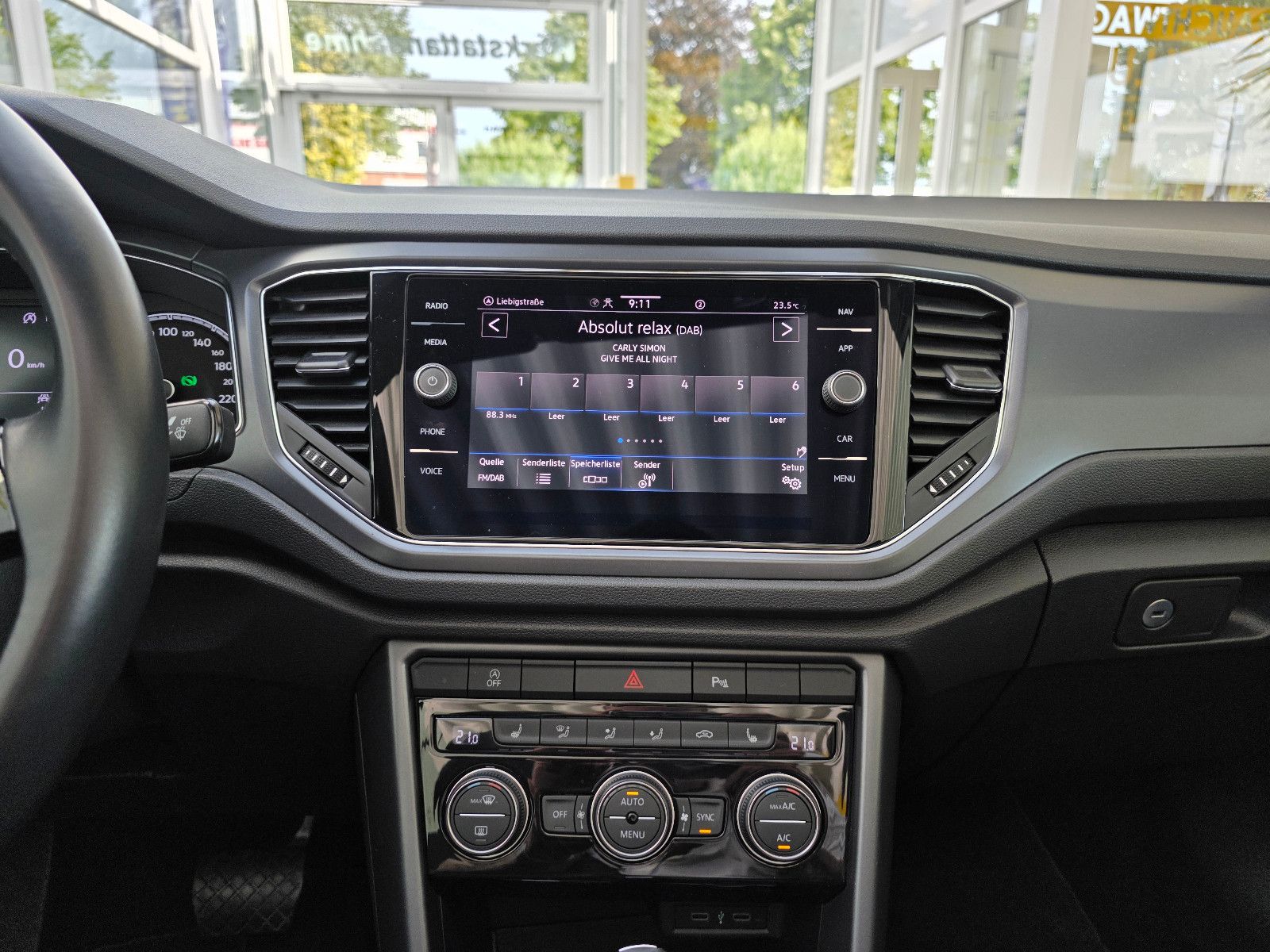 Volkswagen T-Roc Style - Samsaru's Car Outlet