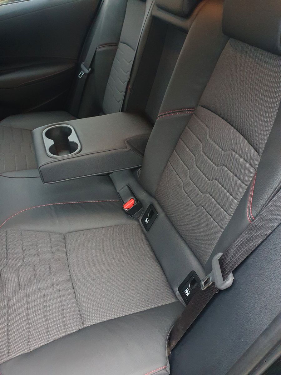 Toyota Corolla Touring Sports 2.0 Hybrid Lounge - Samsaru's Car Outlet