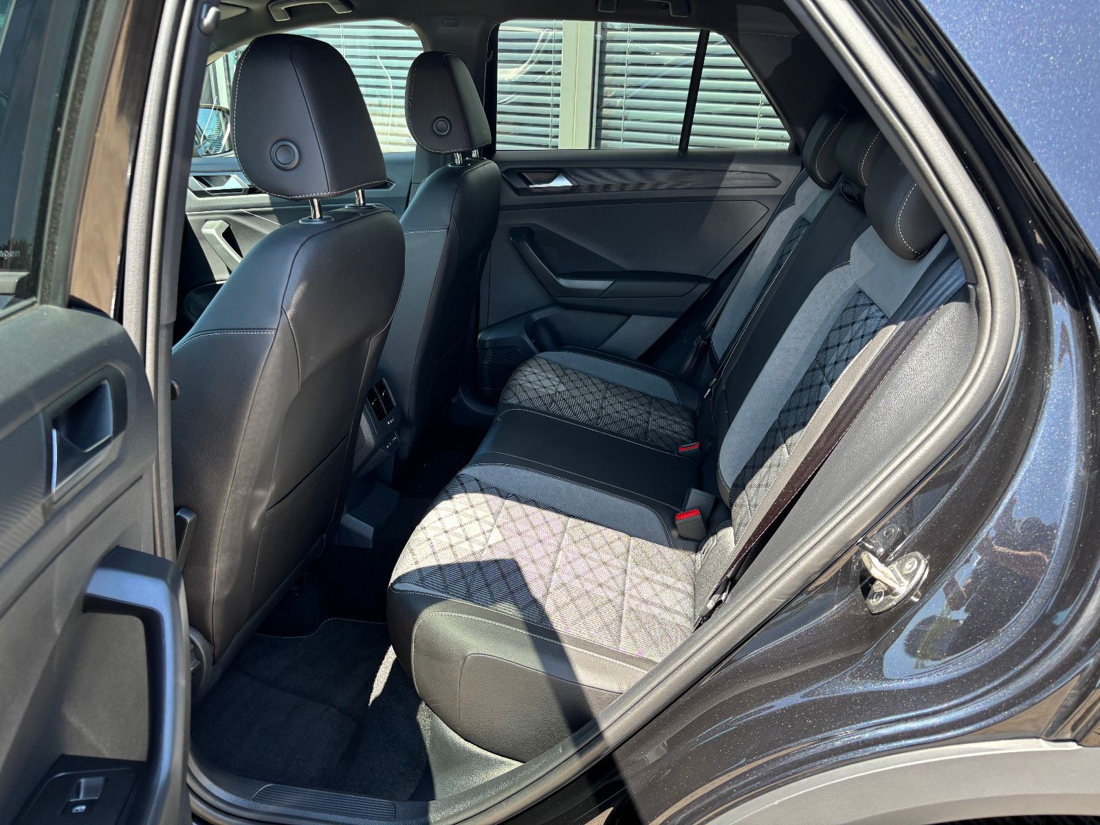 Volkswagen T-Roc 2.0 TSI 4MOTION R-Line - Samsaru's Car Outlet