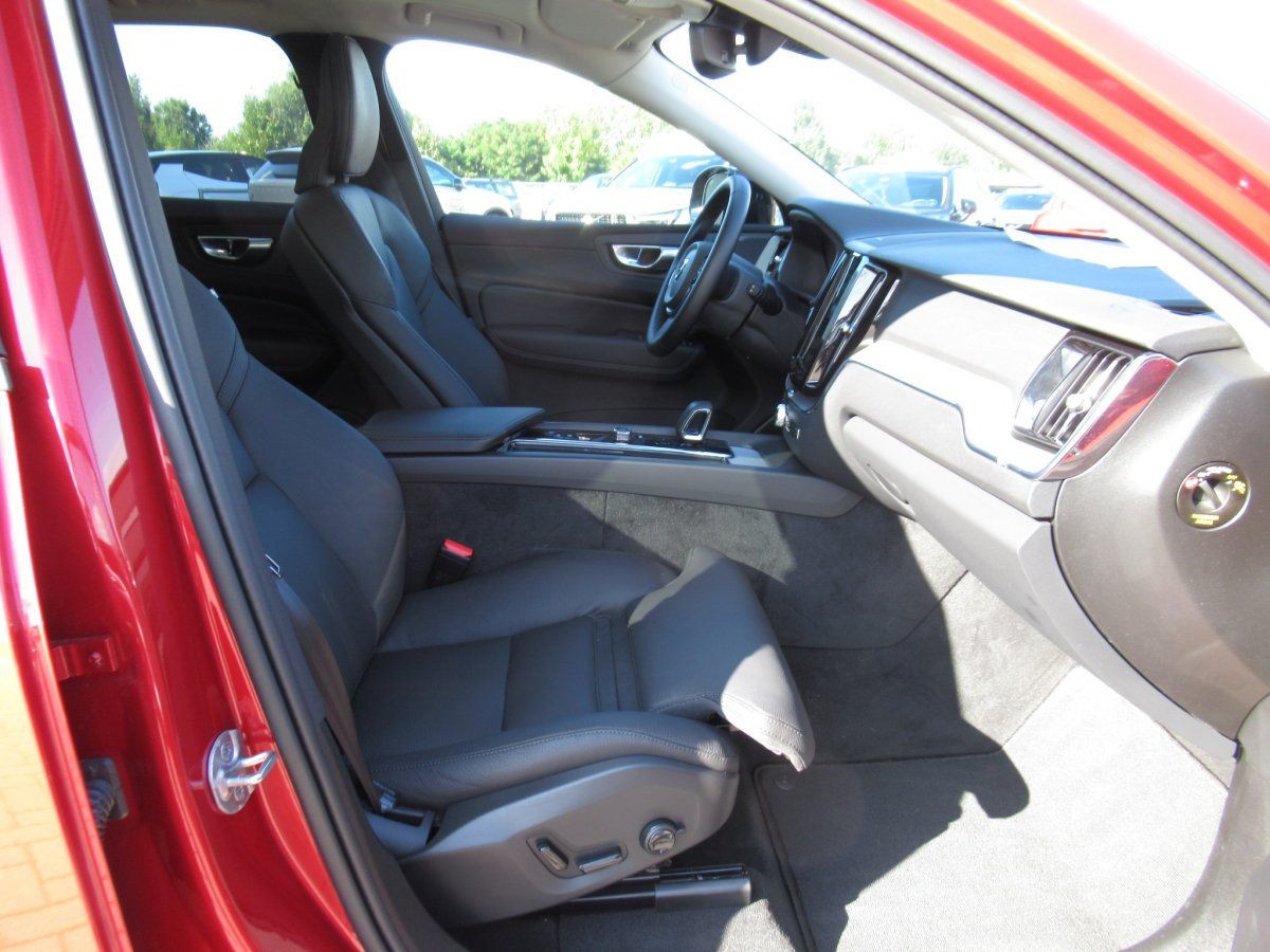 Volvo XC60 B5 AWD Benzin Plus Dark Automatik