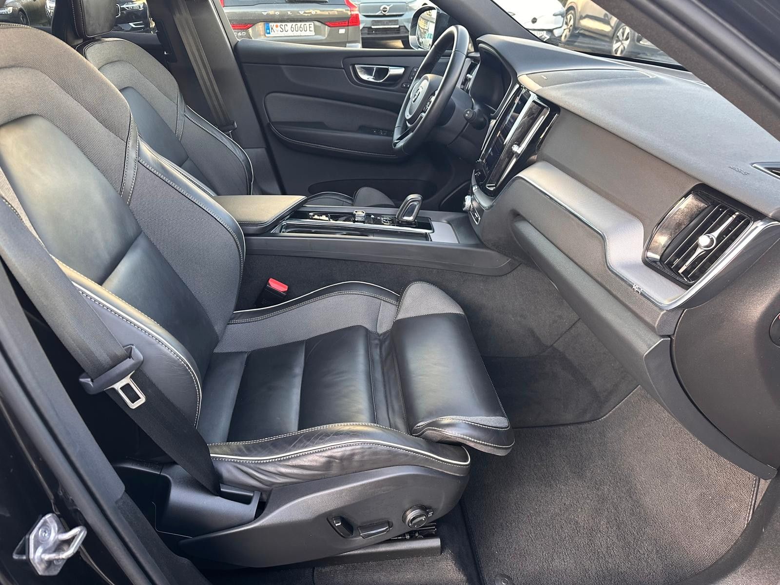 Volvo XC60 B4 AWD R Design AHK,ACC,Standh,Kam