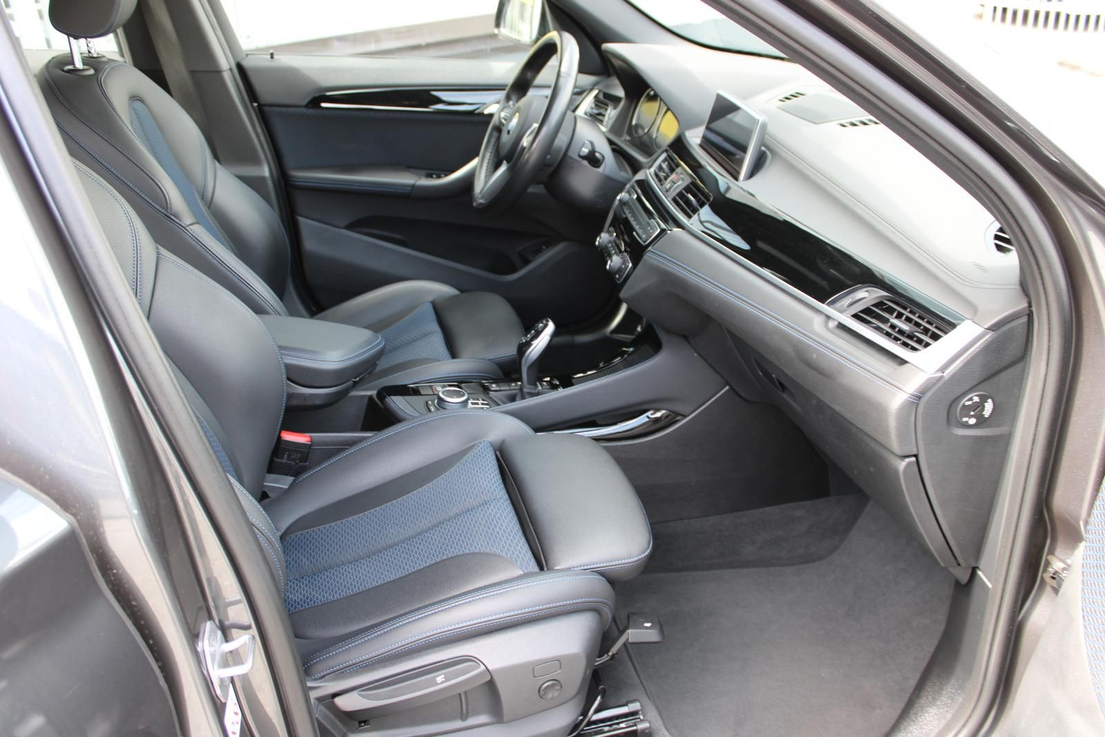 BMW X1 xDrive 20 i M Sportpaket - Samsaru's Car Outlet