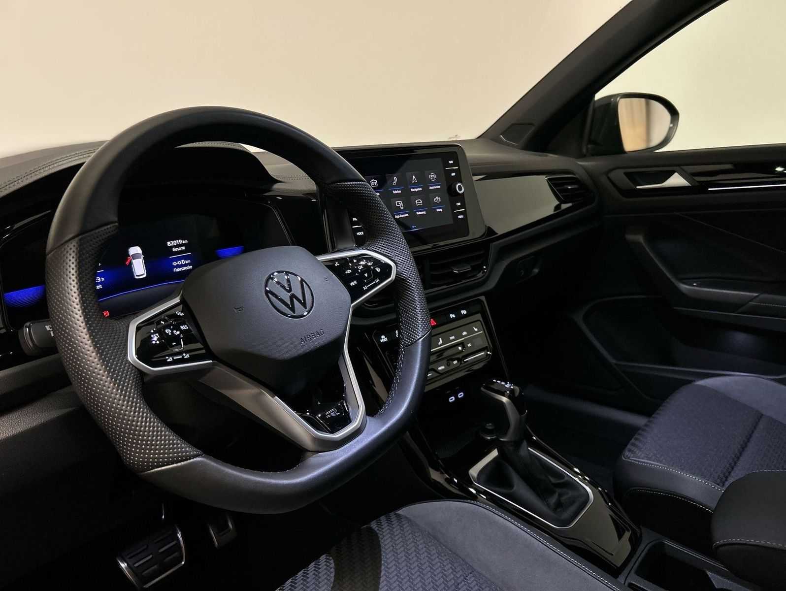 Volkswagen T-Roc 1.5 TSI - Samsaru's Car Outlet
