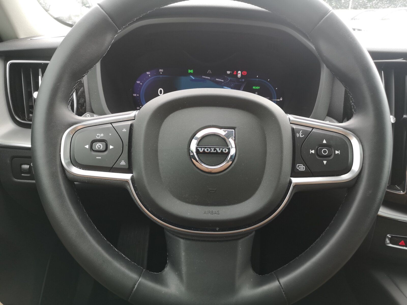 Volvo XC60 Recharge T6 Inscription - Samsaru's Car Outlet