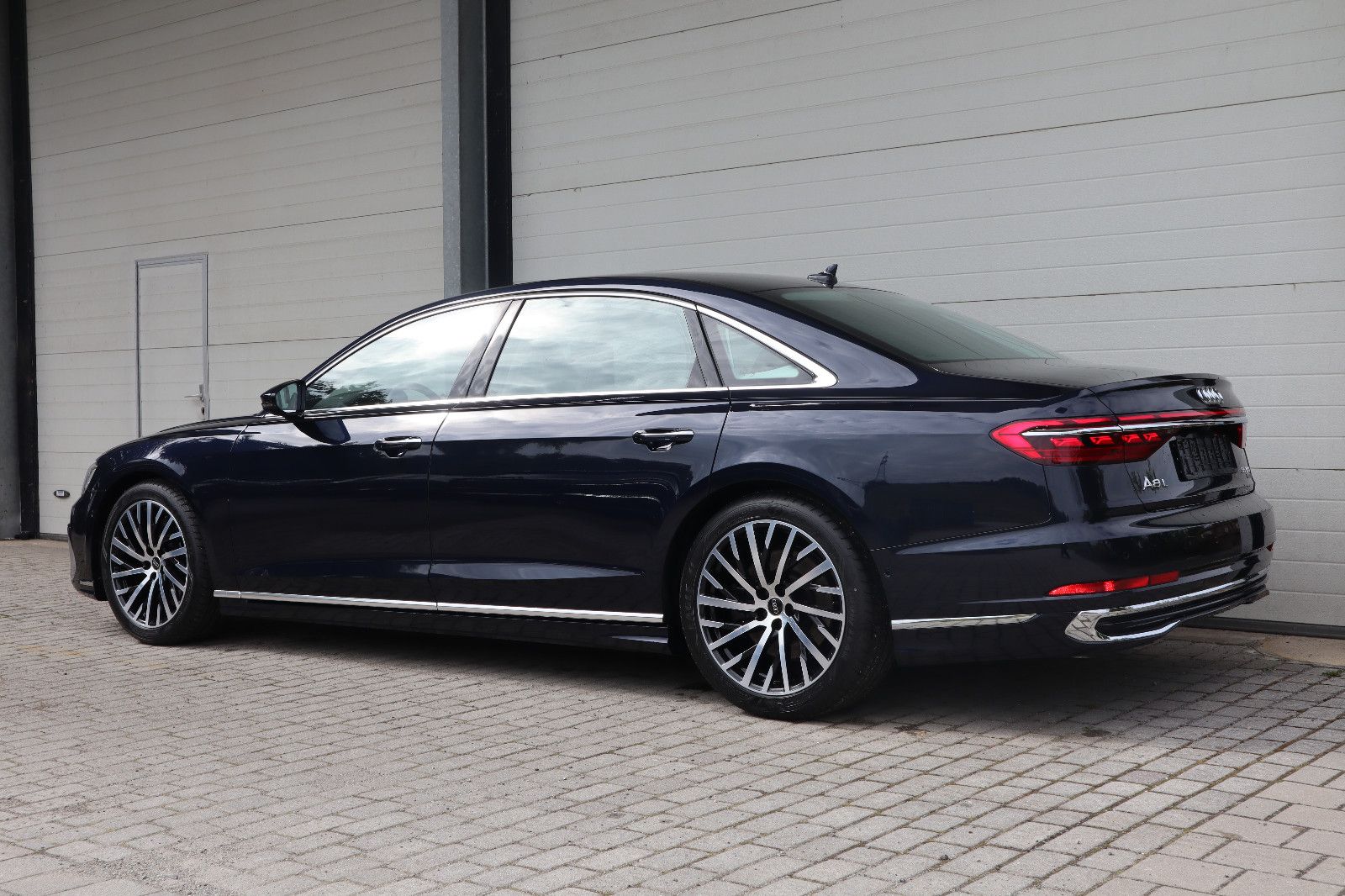 Audi A8L 55 TFSI lang - Samsaru's Car Outlet