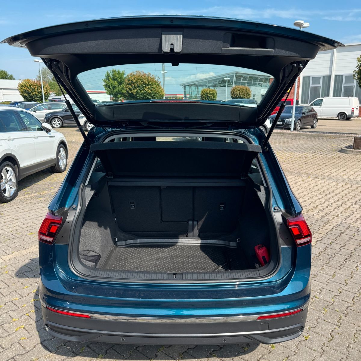 Volkswagen Tiguan Life 2.0 TDI - Samsaru's Car Outlet