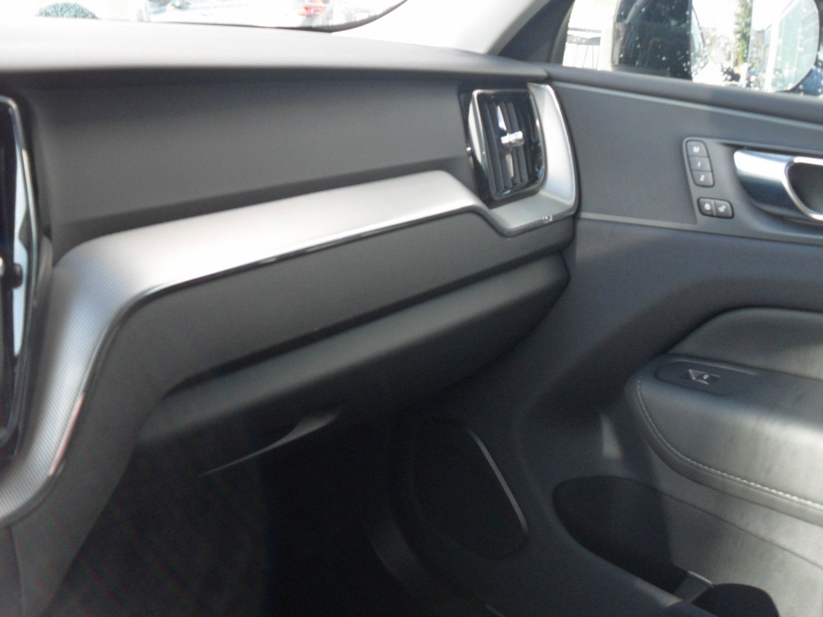 Volvo XC 60 B4 Plus Dark - Samsaru's Car Outlet