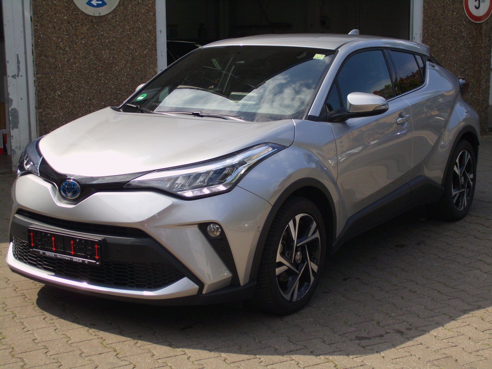Toyota C-HR Hybrid Team D - Samsaru's Car Outlet