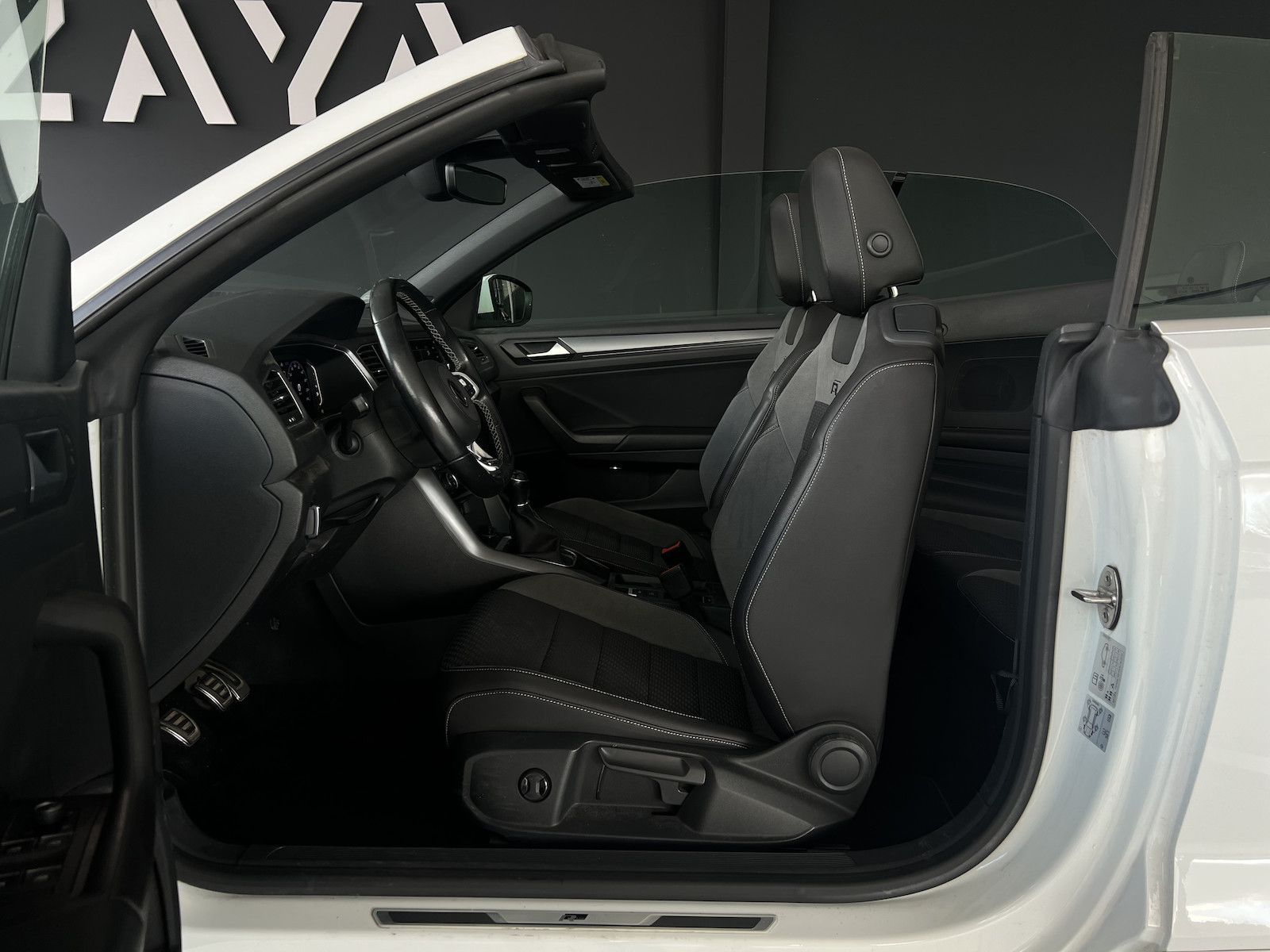 Volkswagen T-Roc 1.5 TSI R-Line - Samsaru's Car Outlet
