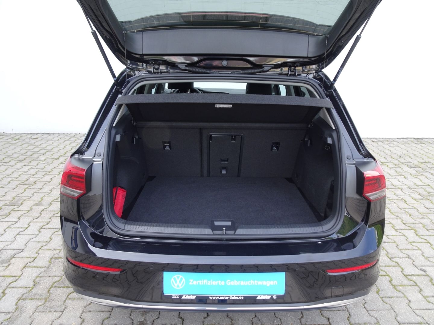 Volkswagen Golf VIII 1.5 eTSI DSG Style - Samsaru's Car Outlet