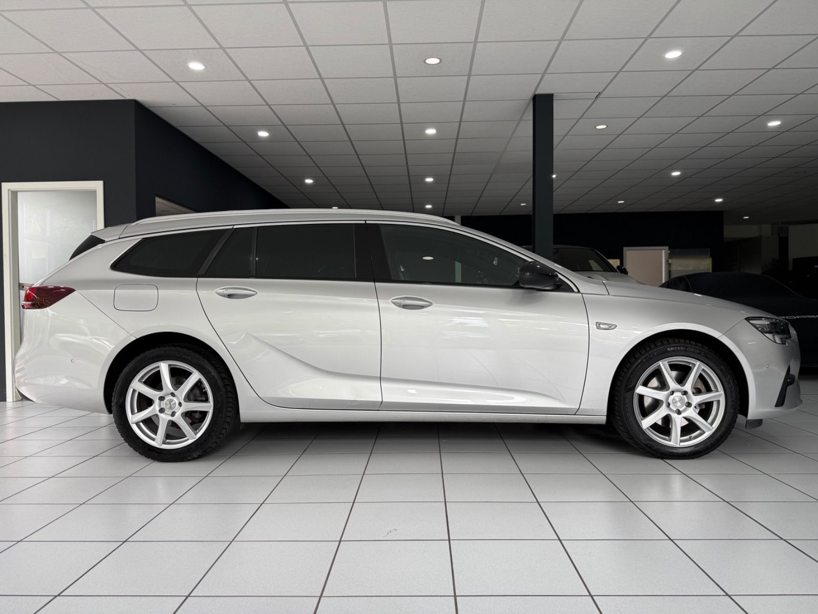 Opel Insignia 2.0 B Sports Tourer Elegance - Samsaru's Car Outlet