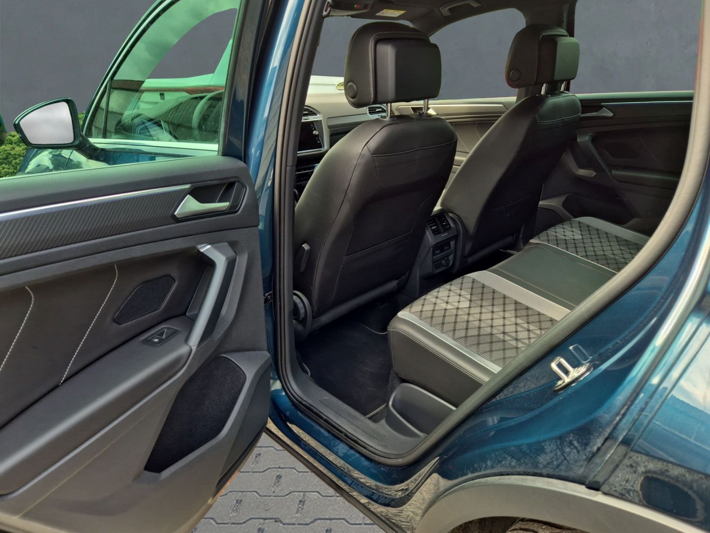 Volkswagen Tiguan 4Motion 2.0 TDI R-Line - Samsaru's Car Outlet