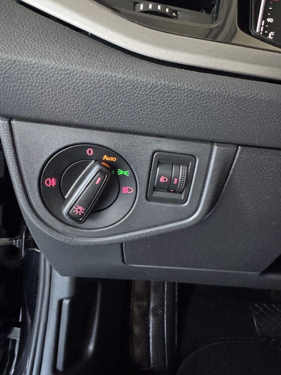 Volkswagen Polo VI 1.0 TSI Comfortline - Samsaru's Car Outlet