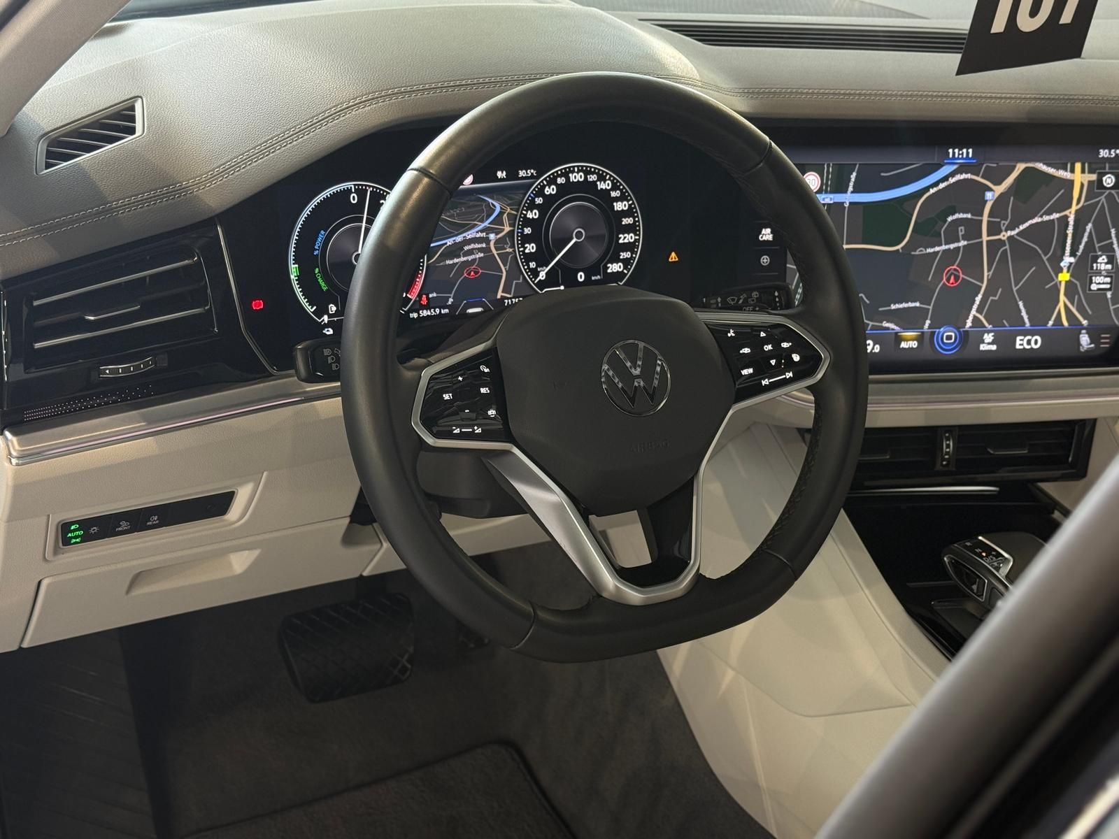 Volkswagen Touareg Elegance 4Motion eHybrid - Samsaru's Car Outlet
