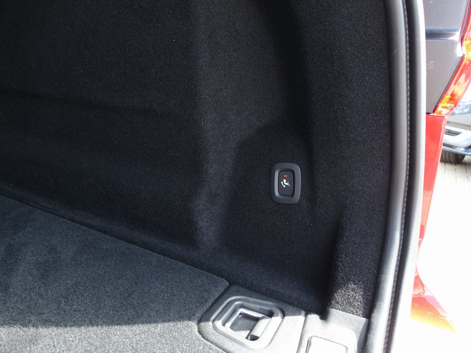 Volvo XC60 B5 Ultimate Dark AWD - Samsaru's Car Outlet