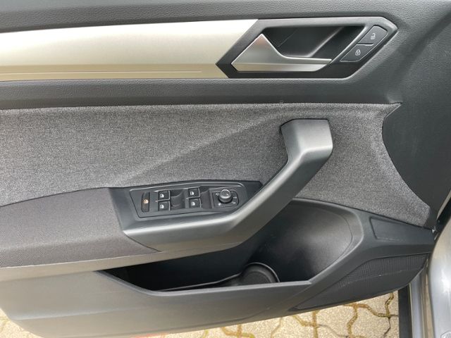 Volkswagen T-Roc MOVE 1.0 TSI - Samsaru's Car Outlet