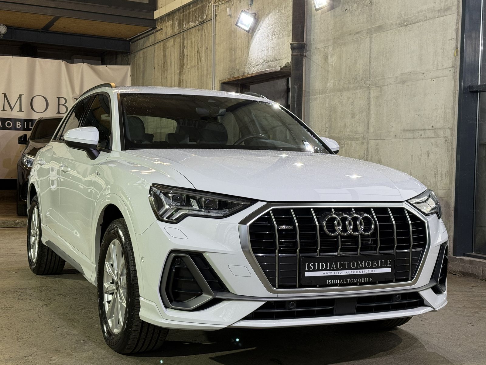 Audi Q3 45 S line - Samsaru's Car Outlet