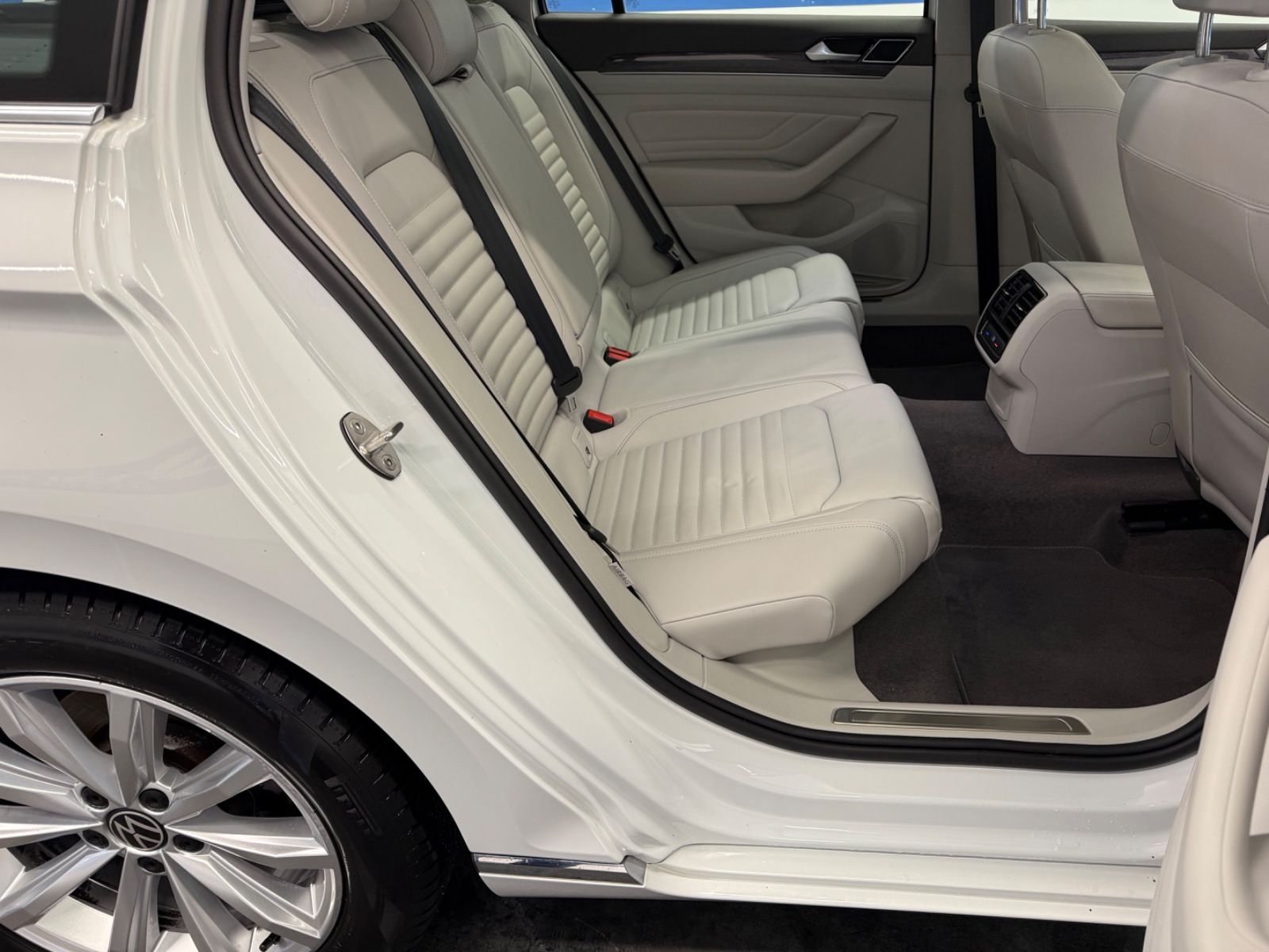 Volkswagen Passat Elegance 1.5 TSI - Samsaru's Car Outlet