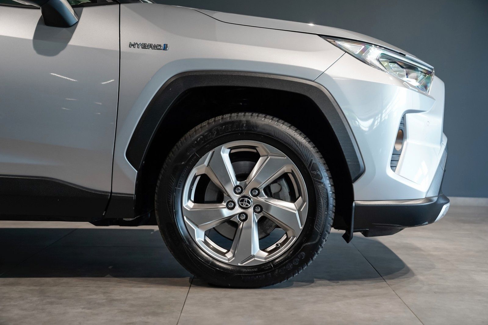 Toyota RAV4 Hybrid 4x4 - Samsaru's Car Outlet