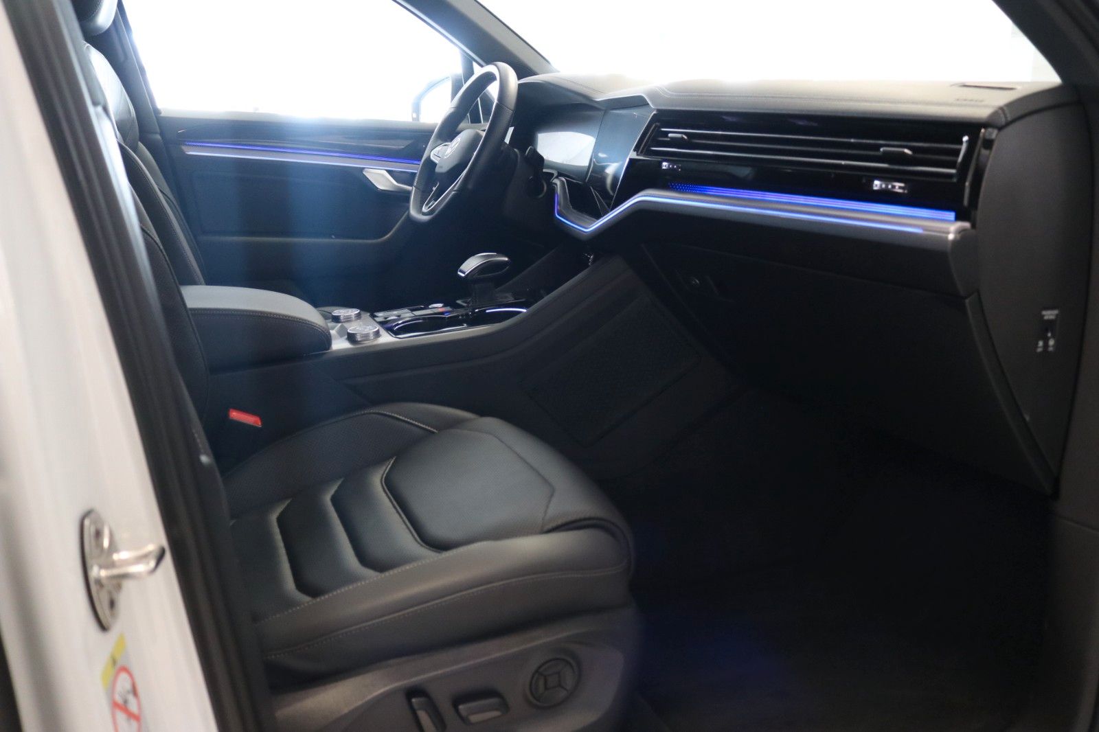Volkswagen Touareg 2x R-Line Black - Samsaru's Car Outlet