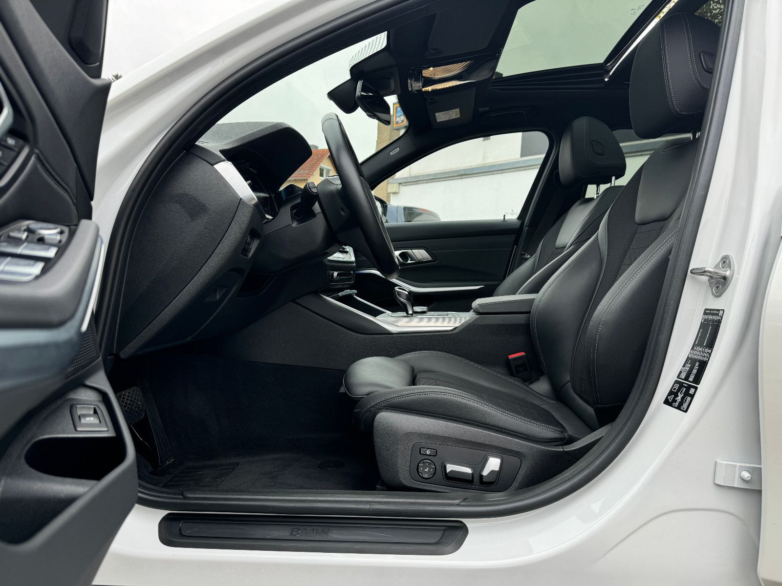 BMW 330 i xDrive Aut. - Samsaru's Car Outlet