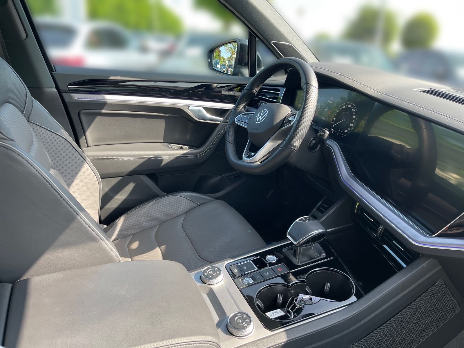 Volkswagen Touareg R-Line - Samsaru's Car Outlet