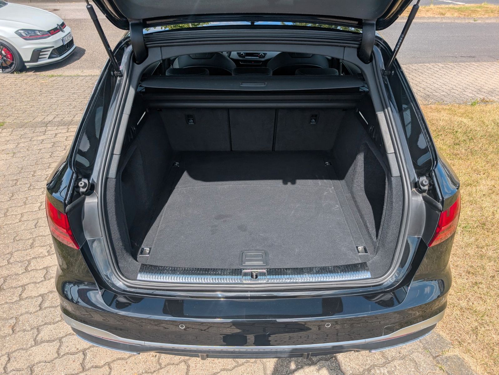 Audi A4 Avant 40 TFSI S line - Samsaru's Car Outlet