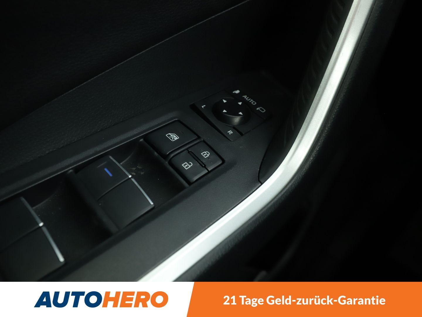 Toyota RAV 4 2.5 Hybrid 4x4 Lounge - Samsaru's Car Outlet
